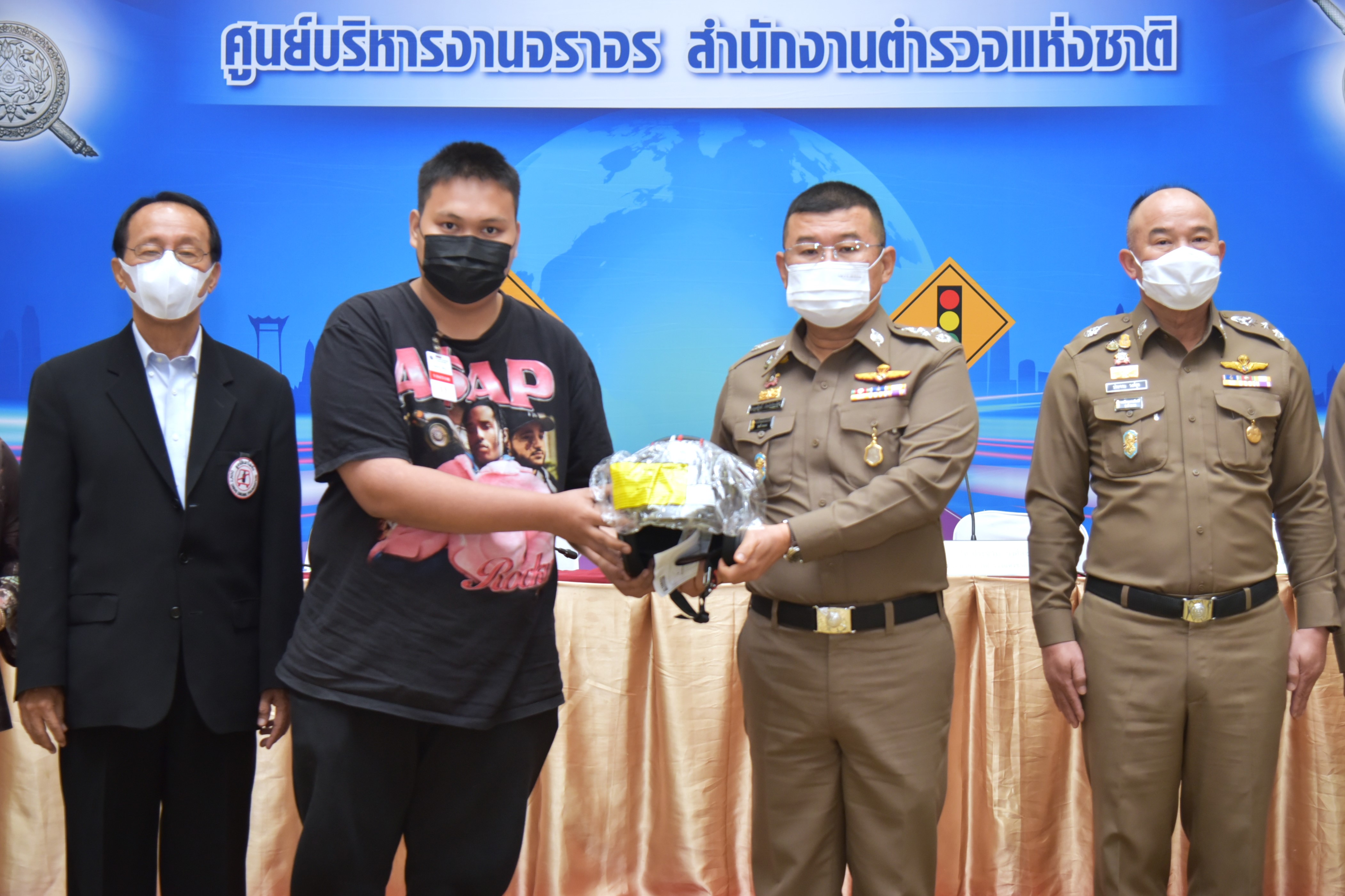 ผบ.ตร. มอบรางวัลคลิปกล้องหน้ารถ 'โครงการอาสาตาจราจร' เตรียมรางวัลพิเศษช่วงปีใหม่ ในชื่อ '7วัน 7คลิป 7หมื่น'