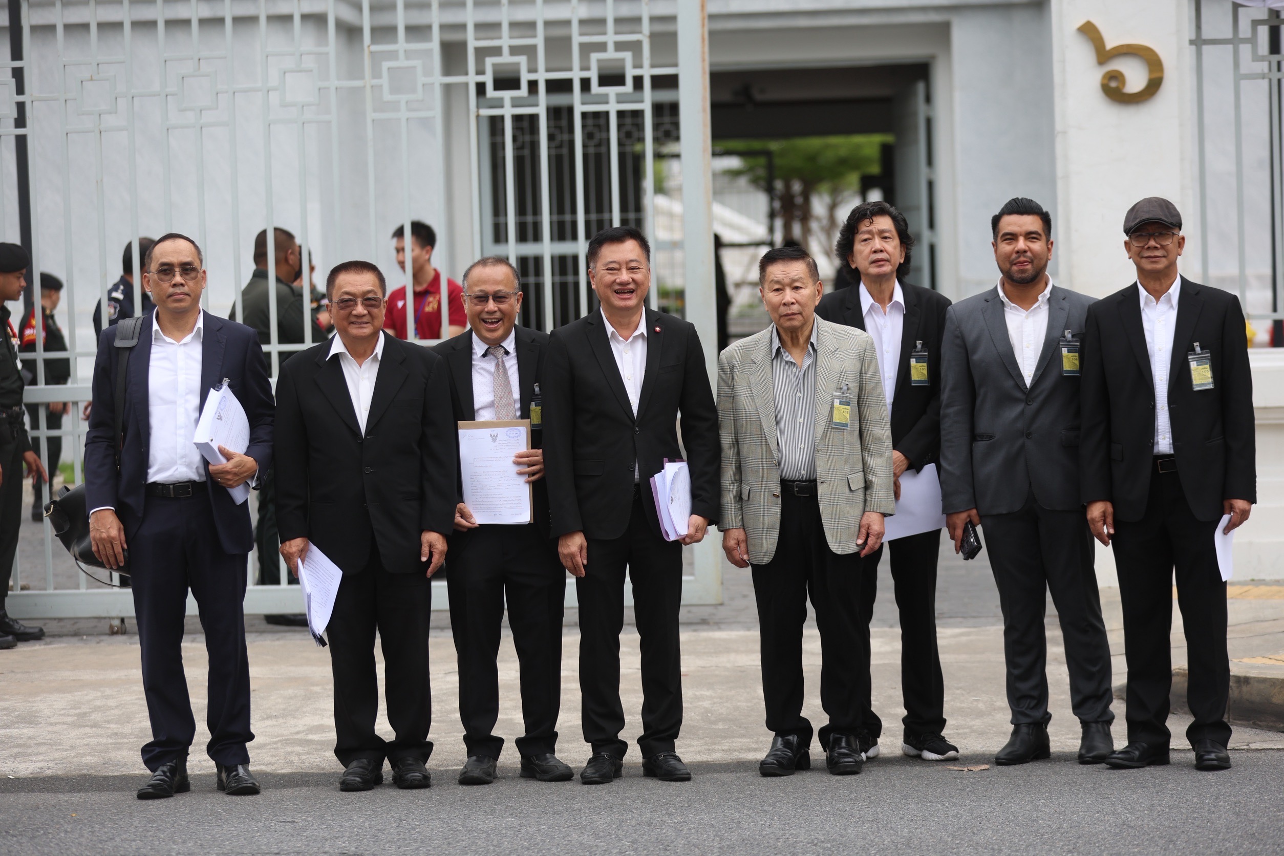 "ชาญชัย" และพวกยื่นหลักฐาน ย้ำทักษิณป่วยทิพย์ ยันมีสิทธิตาม กม.แม้เป็นคนนอก "เสรีพิศุทธ์" เชื่อทักษิณหนีก่อน 13 มิ.ย.