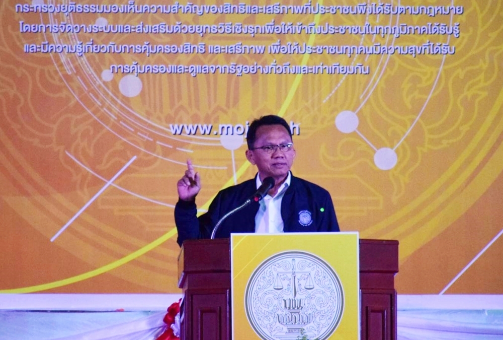 "สมศักดิ์" ติวเข้มผู้ว่าฯ เร่งเก็บสถิติหาอาชีพใหม่ เผยนายกฯ สั่งรมต.ปูพรมรับแก้จน-ลดเหลื่อมล้ำ 