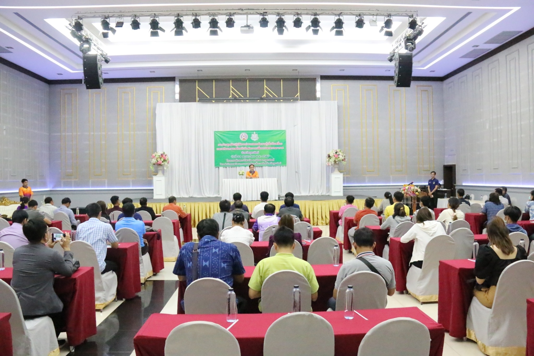 รองผู้ว่าฯอุตรดิตถ์เปิดการประชุมการเตรียมความพร้อมรับมือต่อการเปลี่ยนแปลงสภาพภูมิอากาศ