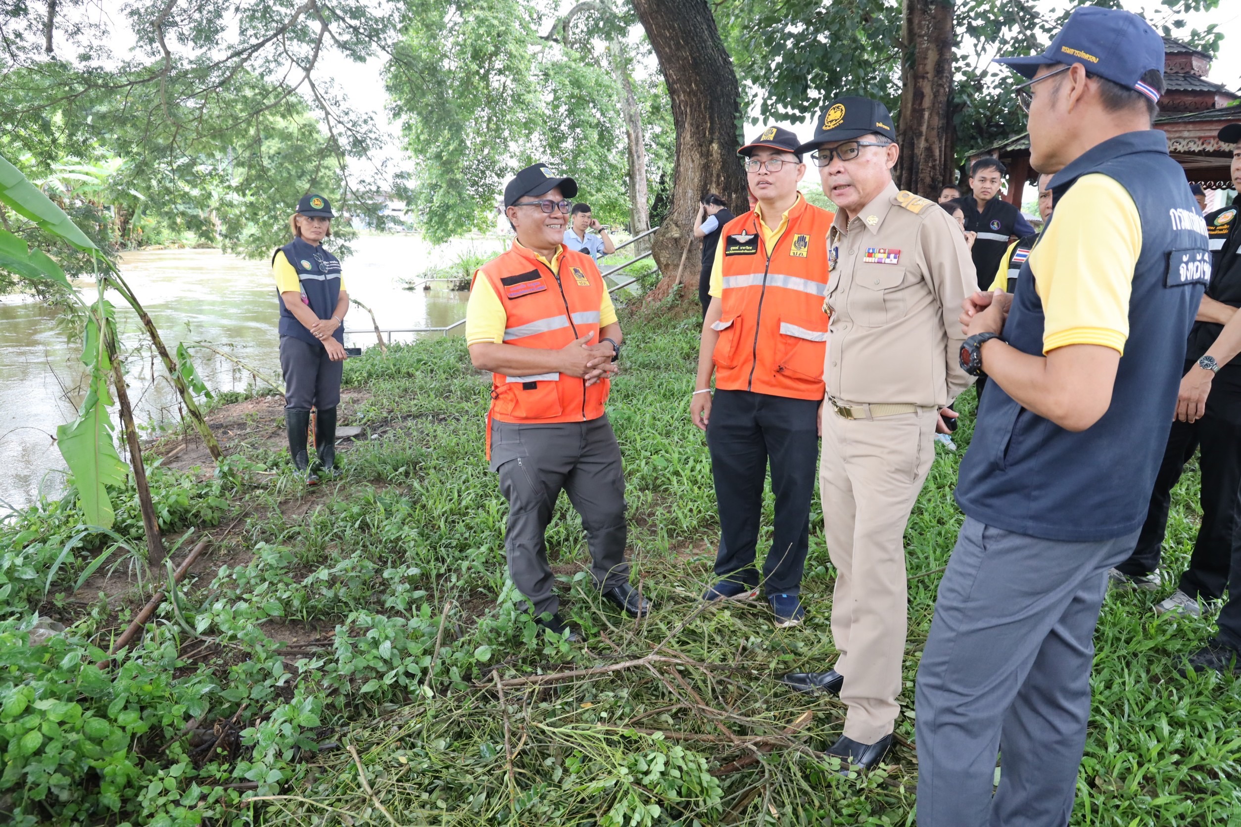 ผู้ว่าฯ เชียงรายลงพื้นที่ตรวจเยี่ยมให้กำลังใจประชาชนและมอบน้ำดื่มแก่ผู้ประสบอุทกภัยน้ำท่วม