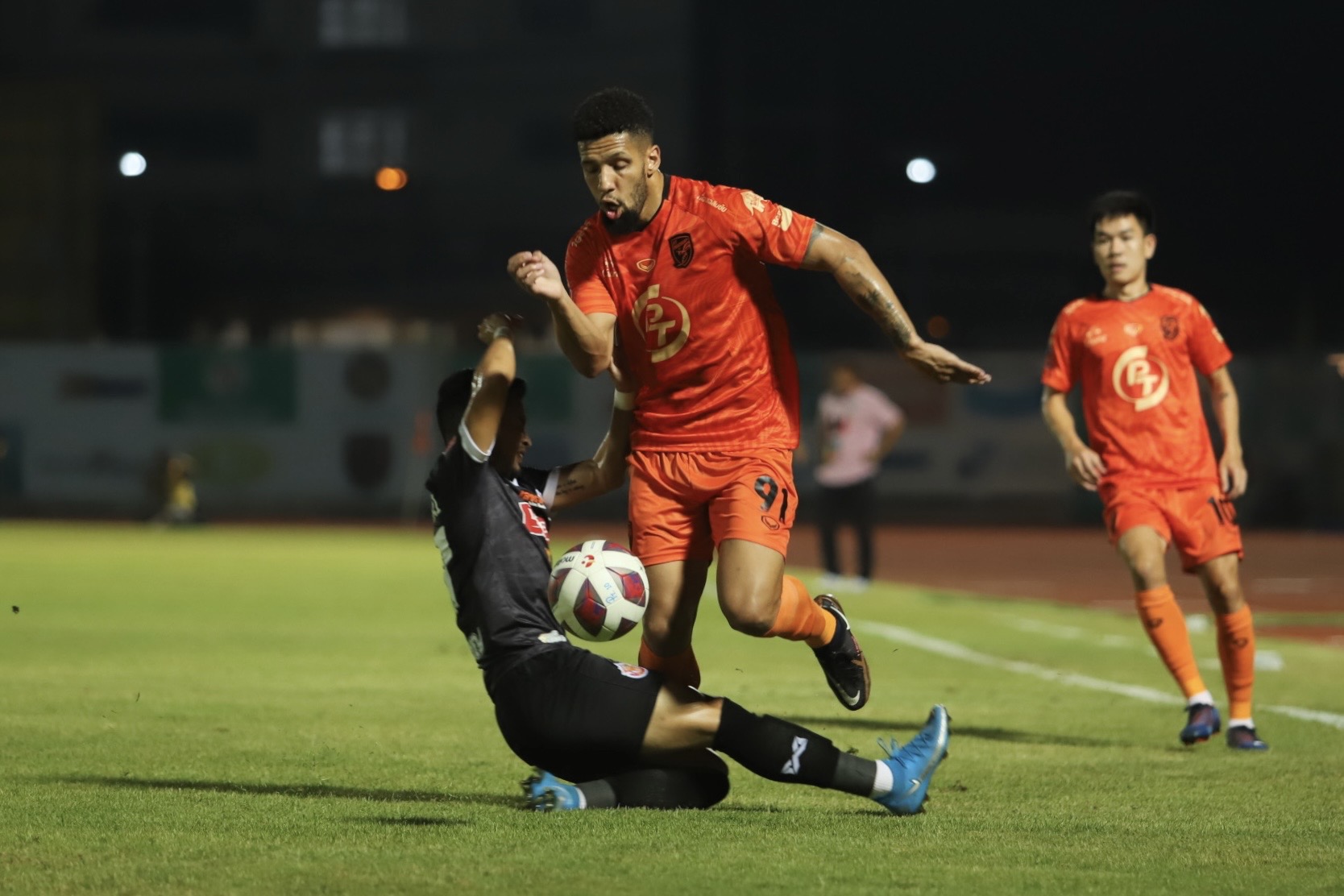 "ต่อพิฆาต" จัดหนักต่อย "พญาไก่ชน" กระเจิง 5-1 ศึกไทยลีก1 