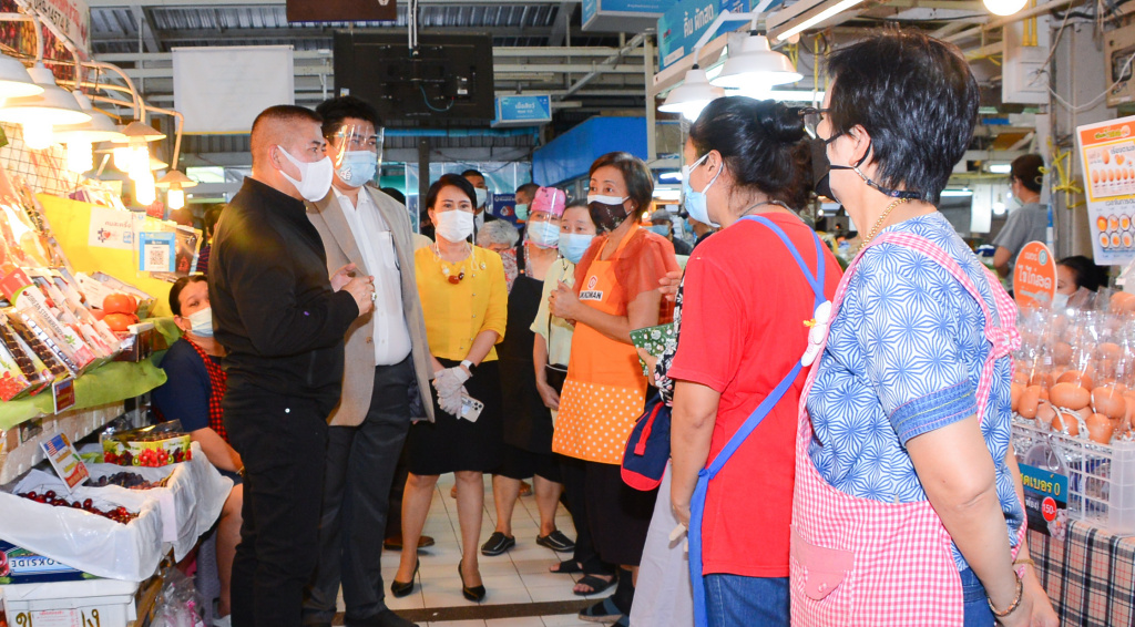 “ธรรมนัส”ตรวจเยี่ยมตลาด อตก. ย้ำยึดมาตรการ สธ.ป้องกันโควิด