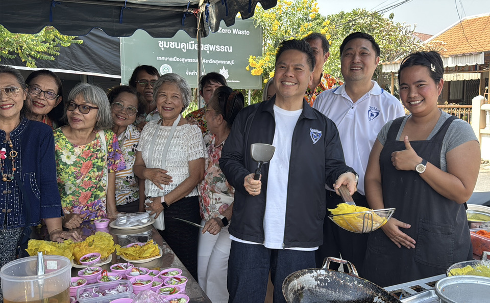 "วราวุธ-สรชัด" ร่วมชาวชุมชนคูเมืองสุพรรณ ทำบุญสงกรานต์ ปีใหม่ไทย ลั่นสานต่องานพ่อบรรหาร 
