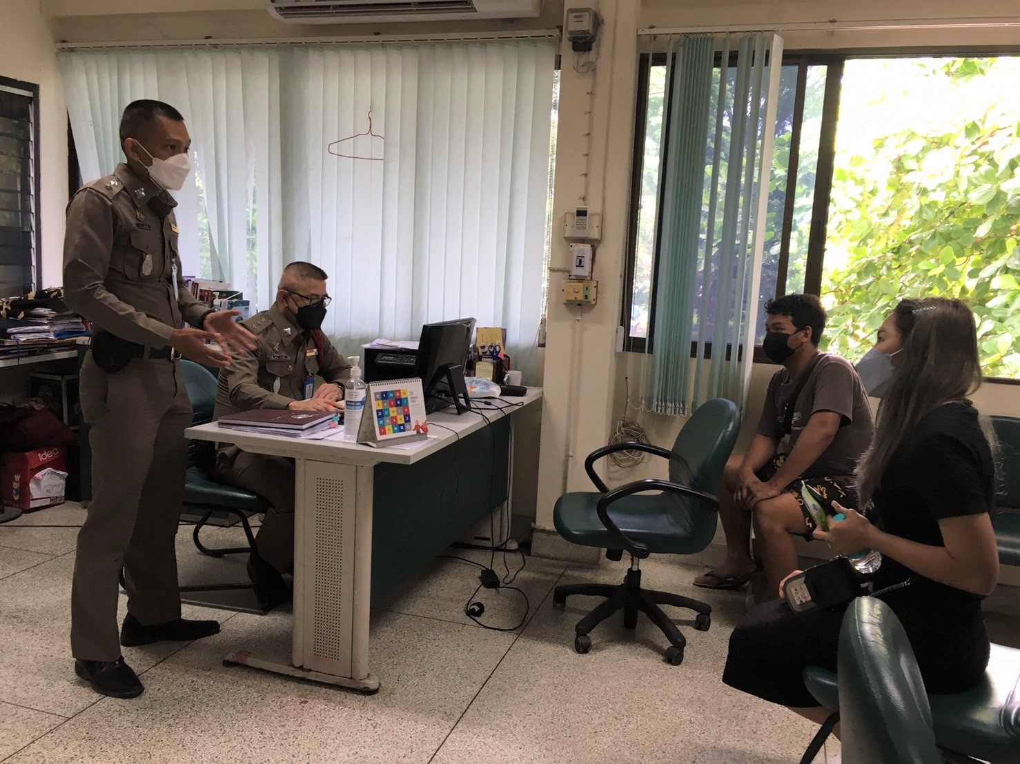 "ตำรวจสุพรรณบุรี" ดำเนินคดีเจ้าของลานมัน กร่างโชว์ปืนขู่คนขับรถบรรทุกแล้ว
