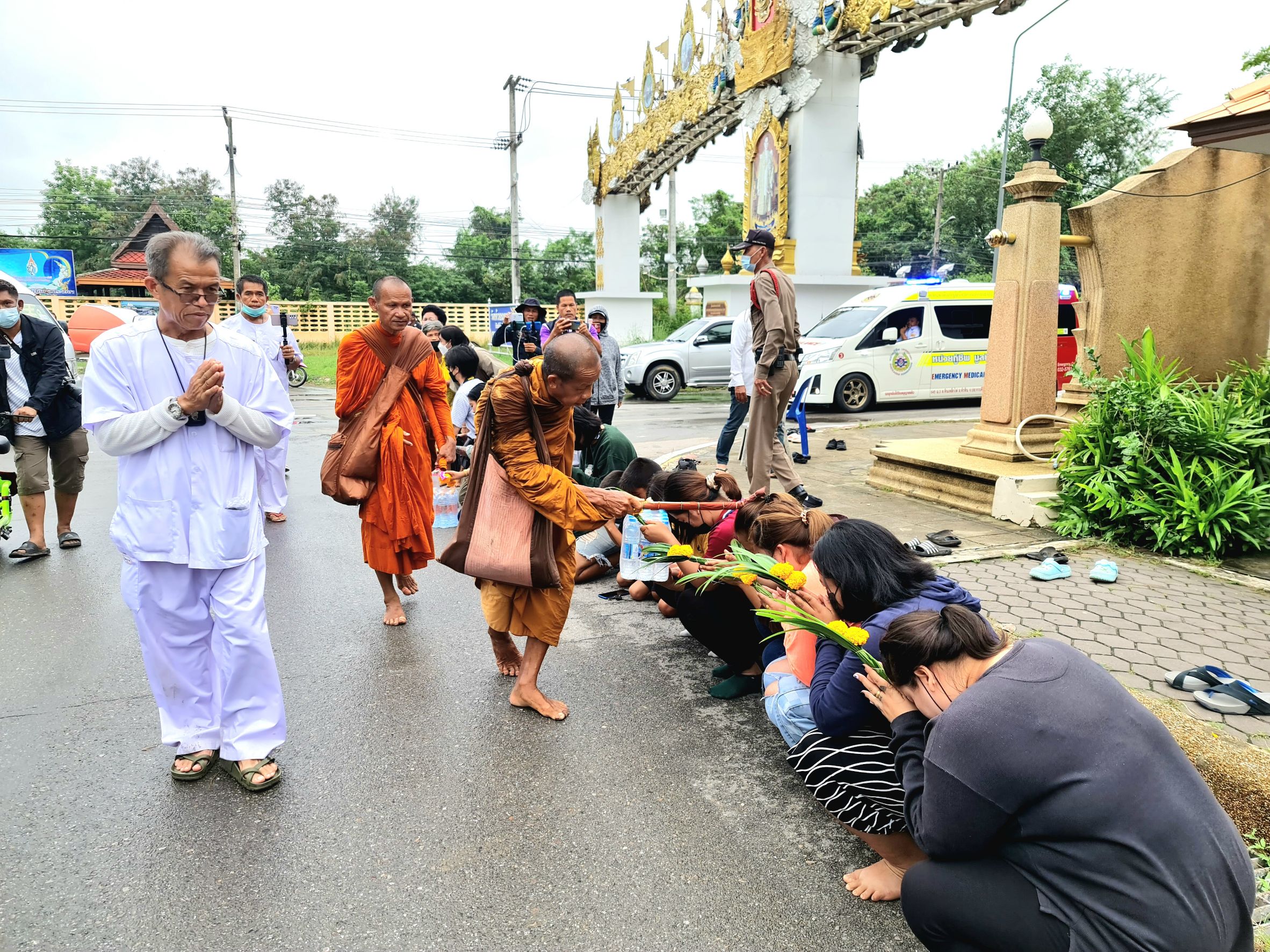 “หลวงตาบุญชื่น” เดินธุดงค์ถึงหัวหินแล้ว สาธุชนรอนมัสการตลอดทาง