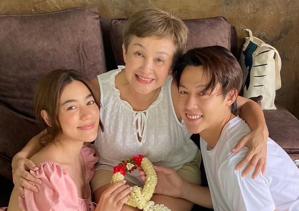 "หมาก ปริญ" อวดโมเมนต์อบอุ่นวันแม่ พา "คิมเบอร์ลี่" ไหว้คุณเเม่