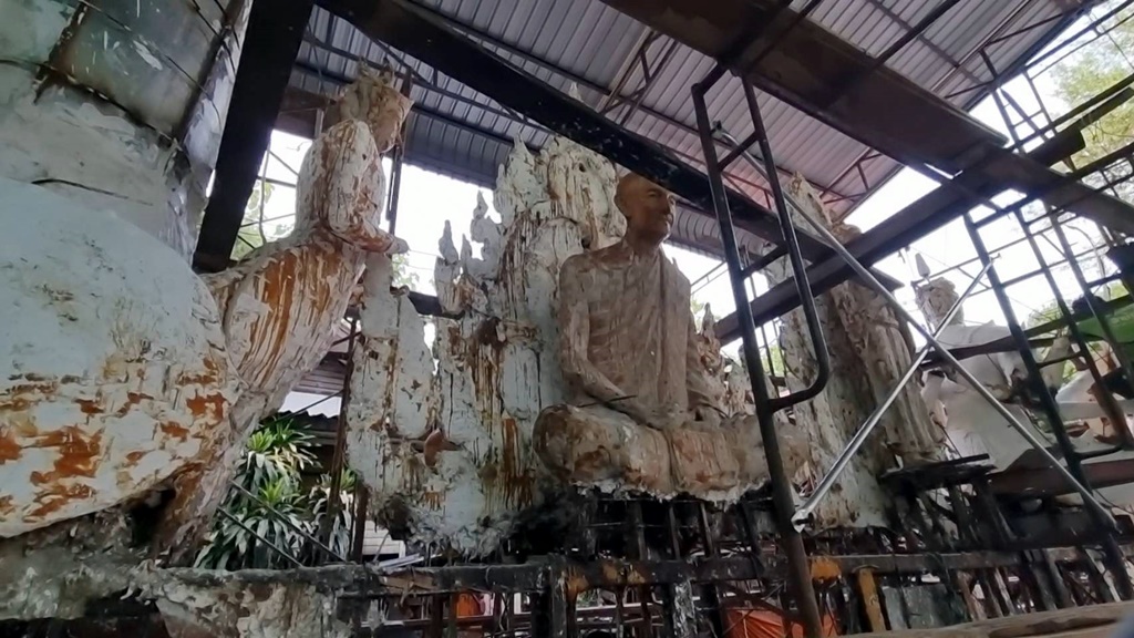 ช่างแกะสลักวัดไชยมงคล เร่งแกะสลักต้นเทียนพรรษาให้ทันงานประเพณี