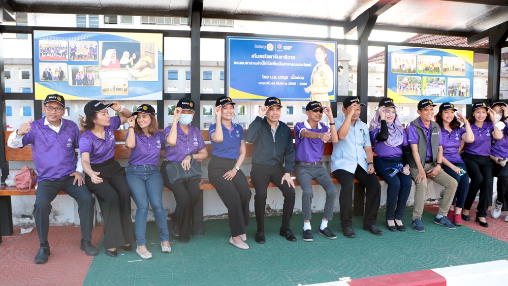 สโมสรโรตารีนราธิวาส มอบศาลาสาธารณะที่พักคอยรถ ให้แก่ประชาชน 