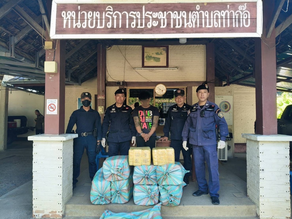 จับหนุ่มแม่อายขนยาบ้า ส่งอุตรดิตถ์-สุโขทัย ตร.เชียงรายรวบคาถนนเชียงใหม่