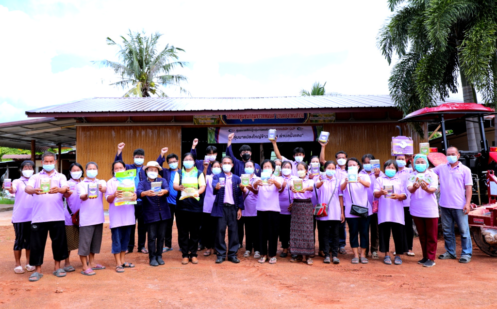 ศมข.สกลนคร ชูเกษตรกรหมู่ 4 ต.ฝั่งแดง รวมกลุ่มแปลงใหญ่ ผลิตข้าวอินทรีย์ ยกระดับราคาสูงขึ้น