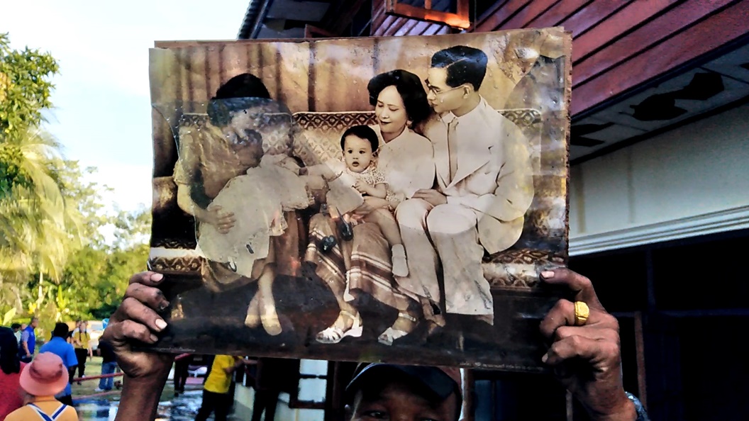 สุดอัศจรรย์! ไฟไหม้บ้านแต่พระบรมฉายาลักษณ์รัชกาลที่9 และพระบรมวงศานุวงศ์ ไม่ระคายแม้แต่น้อย