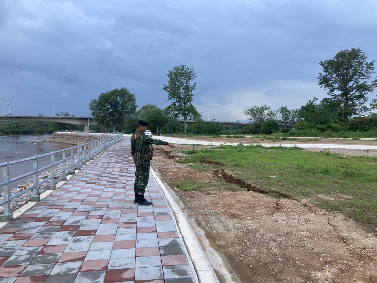 ฝนตกหนัก แม่น้ำเมยกัดเซาะแนวเขื่อนป้องกันตลิ่งพังเสียหาย  เมืองเมียวดี สหภาพเมียนมา น้ำท่วมหนัก