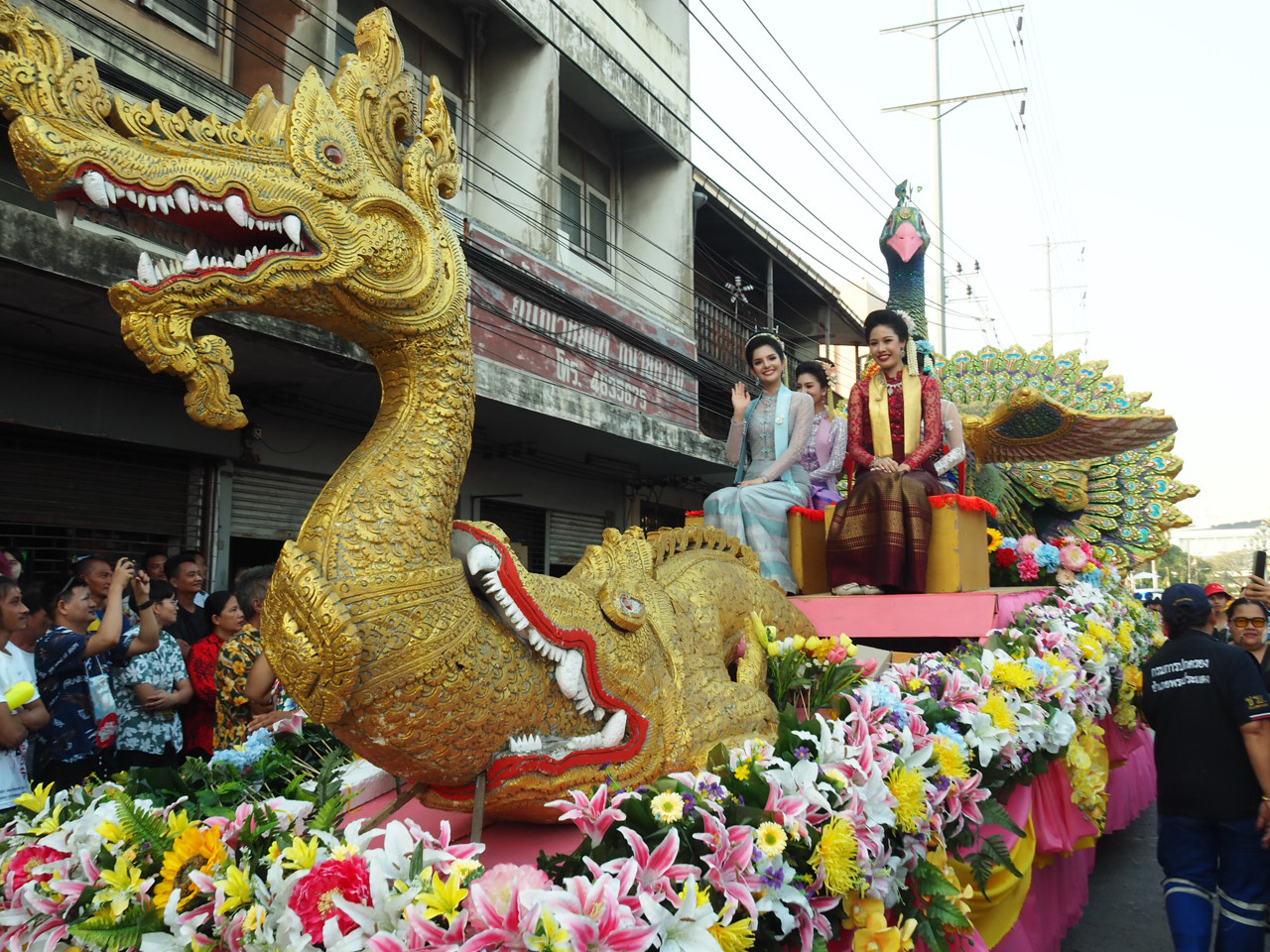 ปชช.ต่างเข้าชมขบวนแห่นางสงกรานต์พระประแดงและเล่นน้ำกันคับคั่ง
