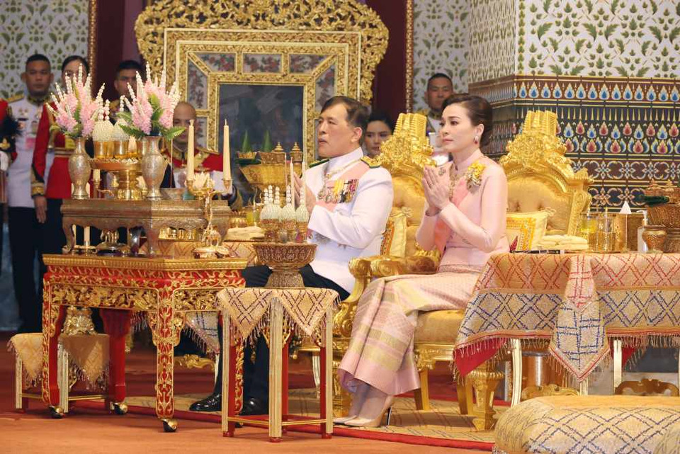 "ในหลวง - พระราชินี" เสด็จฯ ในการพระราชพิธีทรงบำเพ็ญพระราชกุศล วันปิยมหาราช 2568