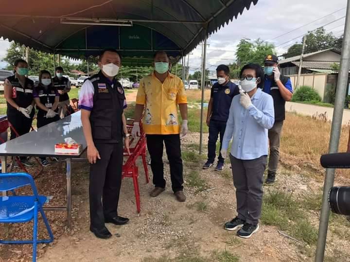 พ่อเมืองตาก ลงพื้นที่ตรวจสอบโรงงานอุตสาหกรรม ในเขตตำบลแม่ตาว  หลังมีข่าวพบผู้ติดเชื้อโควิด 74 คน พร้อมล็อกดาวน์พื้นที่