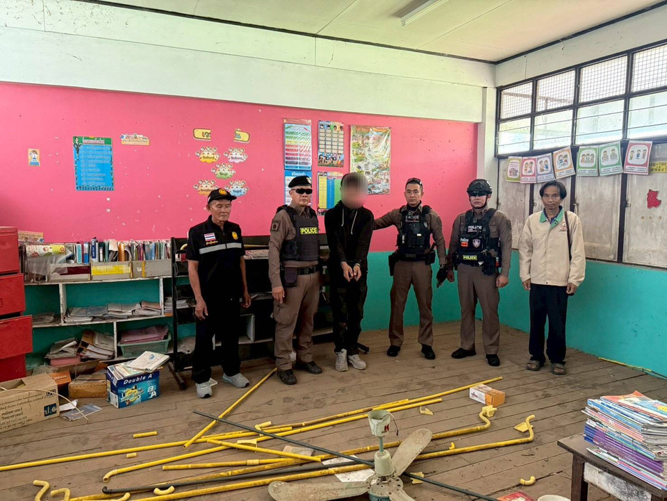 รวบหนุ่มวัย 25 บุกตัดสายไฟโรงเรียนร้าง หาเงินซื้อยาบ้า ตำรวจค้นตัวเจอยาบ้าคากระเป๋า 