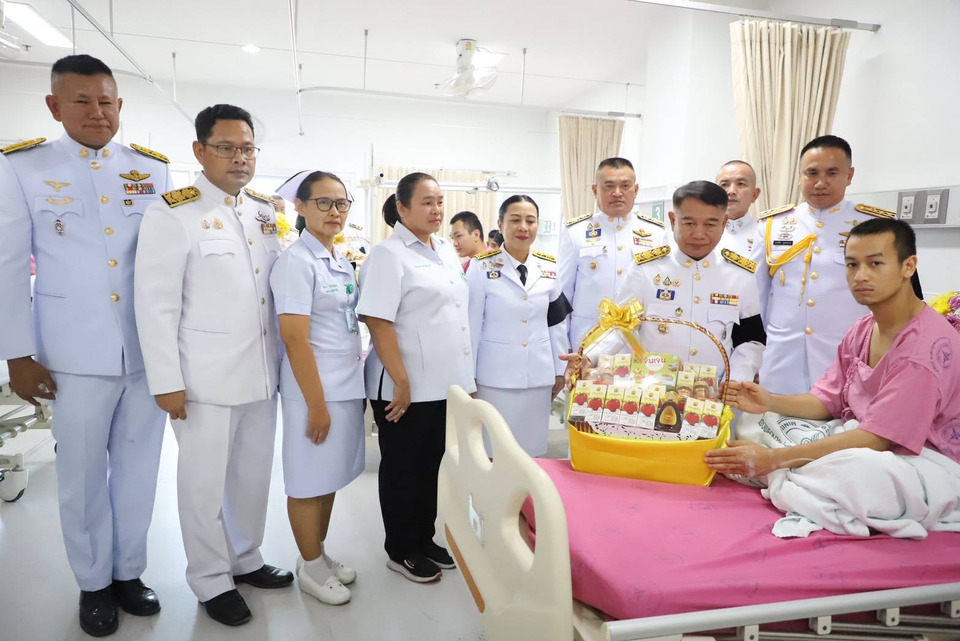 "ในหลวง" โปรดเกล้าฯผวจ.สุรินทร์ เชิญดอกไม้ ตะกร้าสิ่งของพระราชทาน แก่ผู้บาดเจ็บจากเหตุชายแดนไทยกัมพูชา ทรงรับเป็นคนไข้ในพระบรมราชานุเคราะห์