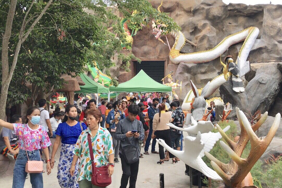 คึกคัก! ถ้ำพญานาค แห่เที่ยววันครอบครัวเทศกาลวันสงกรานต์ สุดเนืองแน่น
