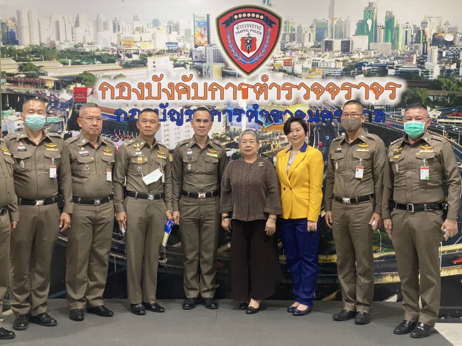 รอง ผบช.น.รับมอบกรมธรรม์อุบัติเหตุกลุ่มตำรวจจราจรโครงการพระราชดำริ 