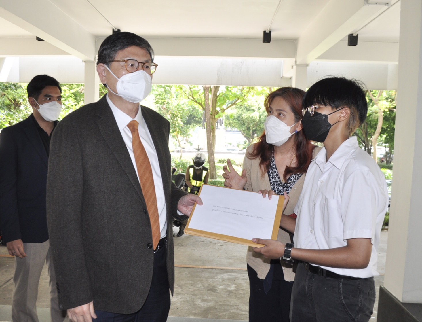 นักเรียนชั้นม.6 ยื่นหนังสือรมว.อุดมศึกษาขอความเป็นธรรมกรณีที่ประชุมทปอ.ไม่ตรวจข้อสอบให้และคะแนนกลายเป็นศูนย์