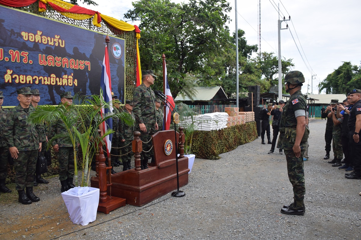 ผู้บัญชาการทหารเรือลงพื้นที่ตรวจเยี่ยมกองกำลังชายแดนบ้านแหลมพร้อมรับมือสถานการณ์จริงจากฝั่งตรงข้าม 