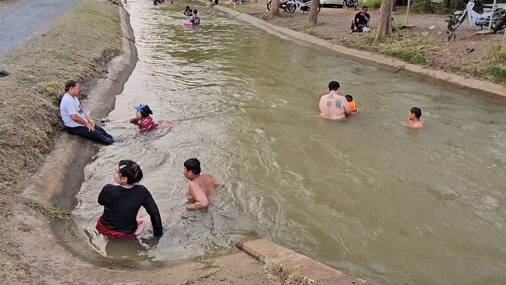 อากาศร้อนจัดอุณหภูมิขึ้นสูงทะลุ40องศาชาวบ้านหนีร้อนมาพึ่งเย็นพาลูกหลานเล่นน้ำคลายร้อนเต็ม 2 ฝั่งคลองชลประทาน            