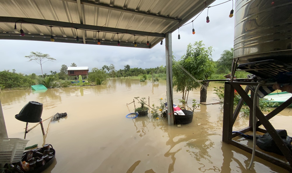 3 ตำบล อ.เขาสมิง จ.ตราด ท่วมหนักหลังฝนตกเพิ่ม สูงท่วมบ้าน 1.8 เมตร