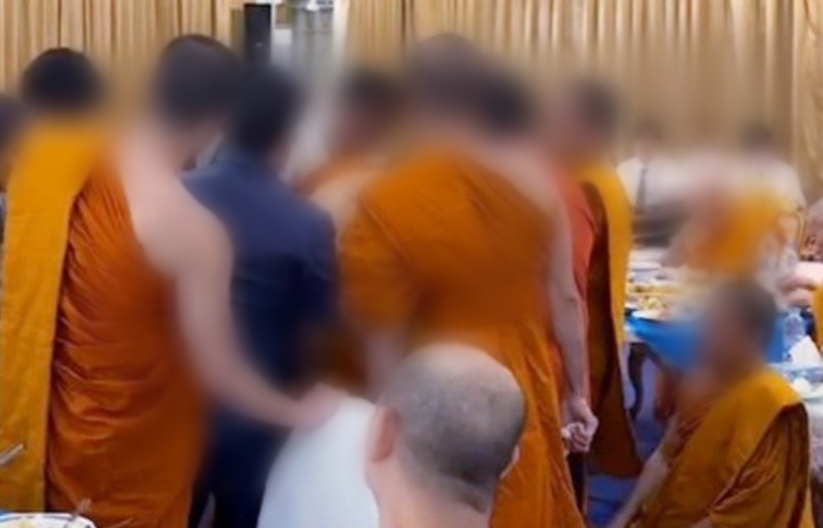 ช่วยปฐมพยาบาลโกลาหล! ทอดมันติดคอพระขณะฉันเพล 