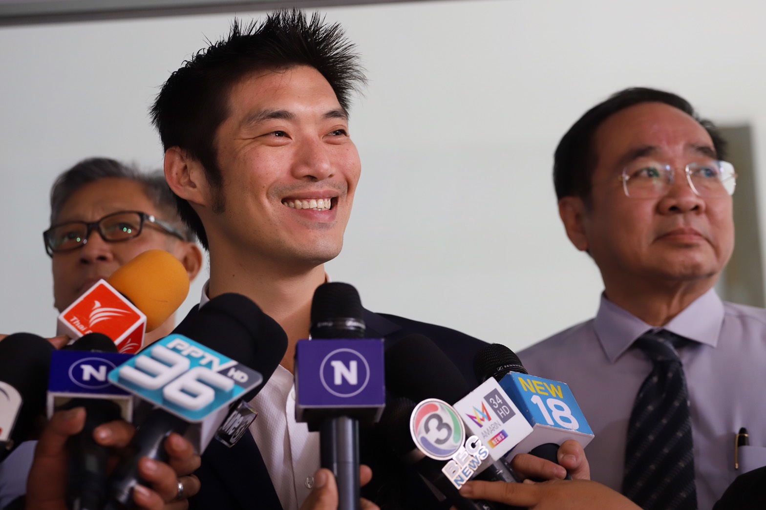 "ธนาธร" ยิ้มร่า! "อัยการ" สั่งสอบสำนวน "คดีชุมนุมสกายวอล์ค" ใหม่