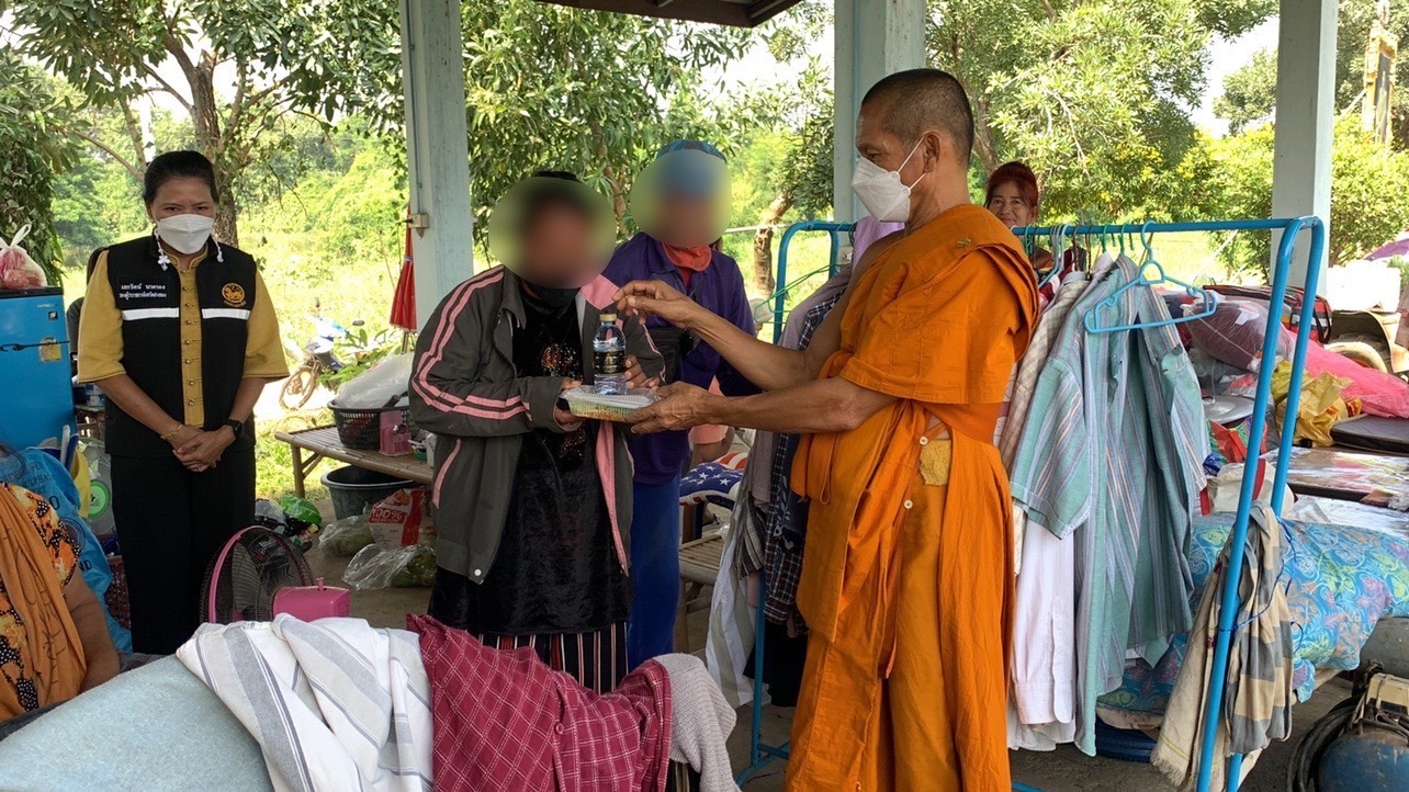 รองเจ้าคณะอ่างทองร่วมกับพม.เลี้ยงอาหารผู้ประสบอุทกภัย ณ วัดโบสถ์ ตำบลย่านซื่อ