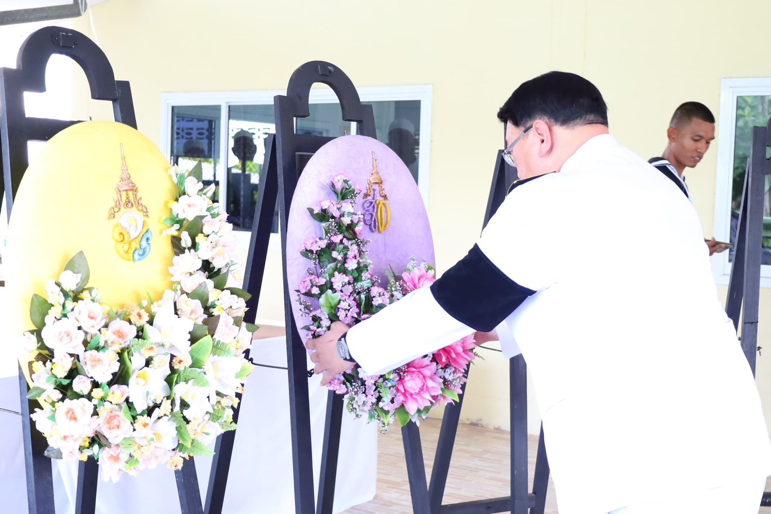 พ่อเมืองสตูลเชิญพวงมาลาพระราชทาน ไปวางหน้าหีบศพ'พลทหารอนุวัฒ เหมรา' 