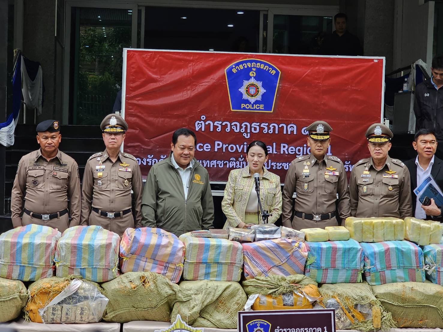 รวบผู้ต้องหารายสำคัญลำเลียงยาเสพติดมาพักคอยในพื้นที่จังหวัดพระนครศรีอยุธยา ยึดของกลางจำนวนมาก