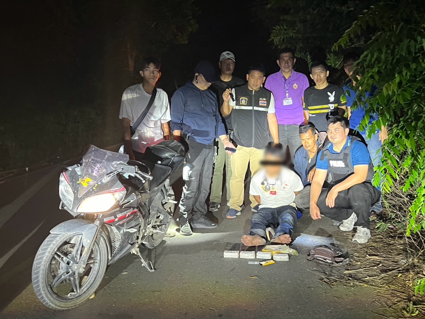 ชาวบ้านร้องเรียนวัยรุ่นค้ายา สืบสุพรรณฯ ตามรวบคืนเดียว 3 ราย ได้ของกลาง 86,800 เม็ด