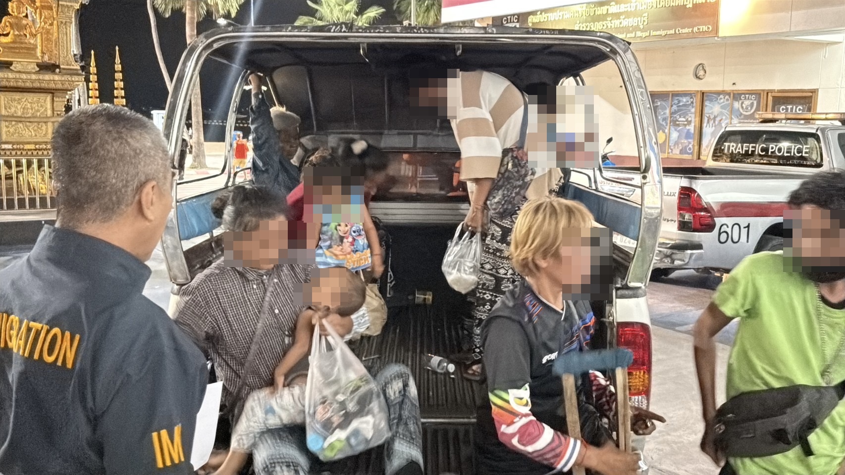 ตม.ชลบุรีแฝงตัวเป็นนักท่องเที่ยว ลุยจับแก๊งขอทานอุ้มเด็กและคนพิการตามแหล่งท่องเที่ยว สร้างภาพลักษณ์ท่องเที่ยว