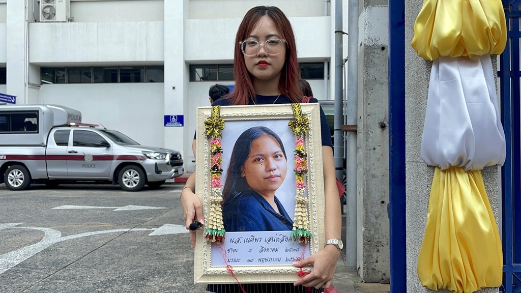"ใบปอ ทะลุวัง" ถือรูปพร้อมโกศอัฐิ "บุ้ง" เข้าฟังสืบพยานคดีทำโพล "ขบวนเสด็จ"
