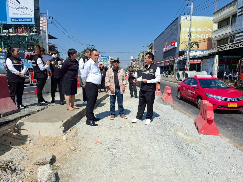 ลงพื้นที่ตรวจและติดตามการก่อสร้างสะพานข้ามคลองภาษีเจริญ ถนนบางบอน 5