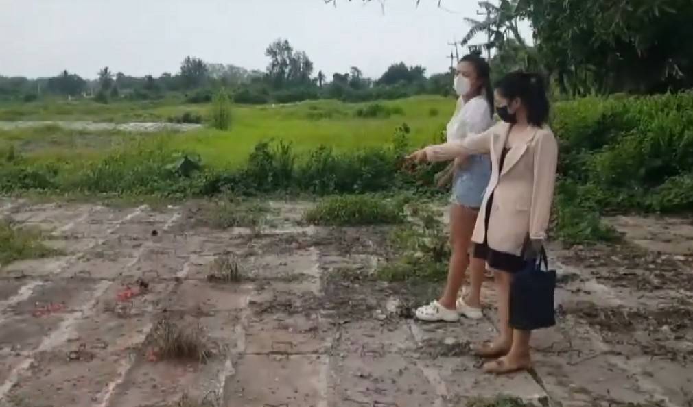 สาวนำอาหารคาวหวาน เซ่นไหว้กลางหลุมฝังศพกว่า 3,000 หลุม มีภาพเด็กขึ้นมานั่งกินบนหลุมฝังศพ เชื่อมาให้โชคลาภ 