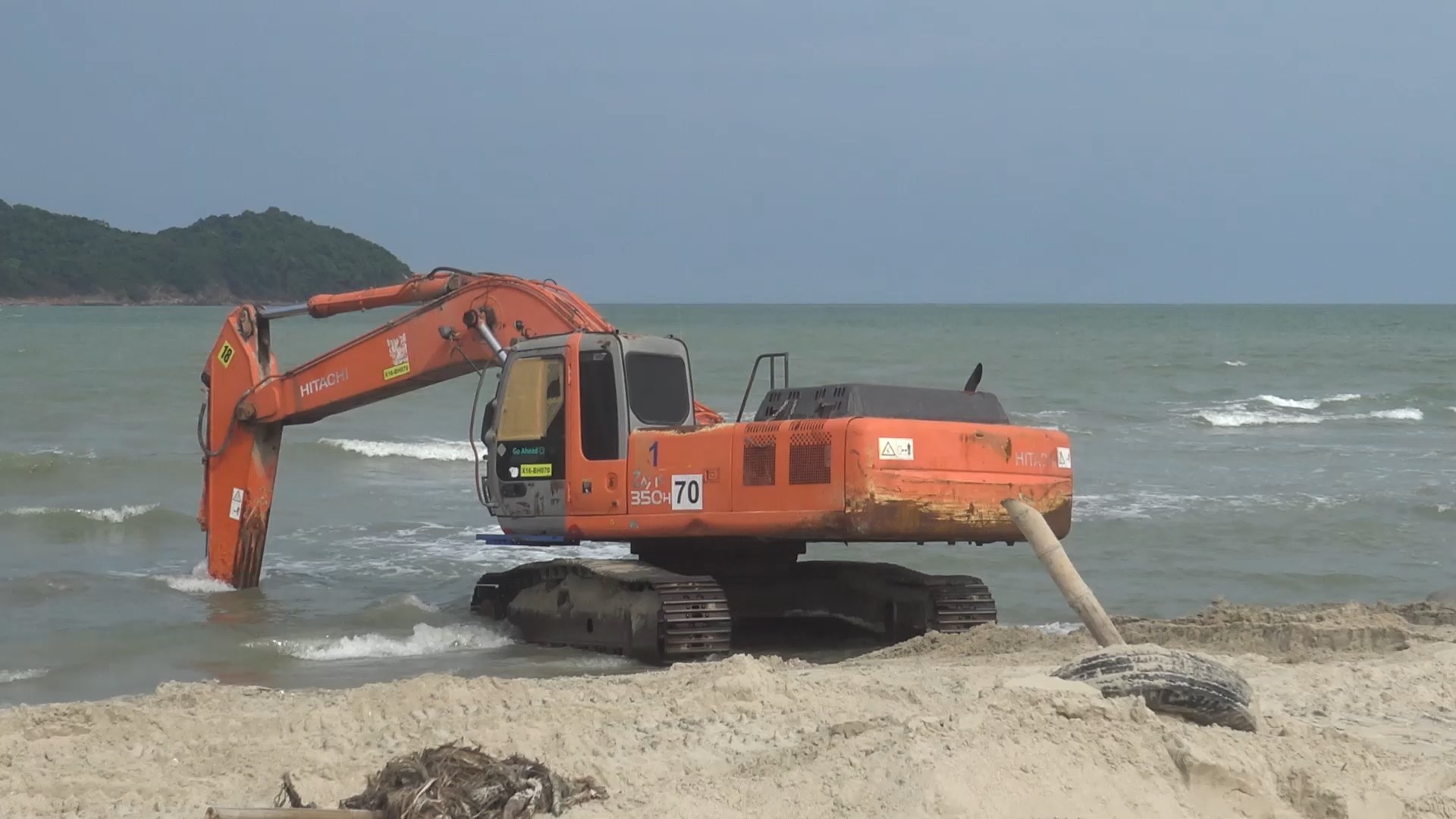 ระดมรถและเรือแม็คโฮร์ขุดทรายริมหาดที่เรือเกยตื้นออกให้น้ำทะเลเข้ามาแทน