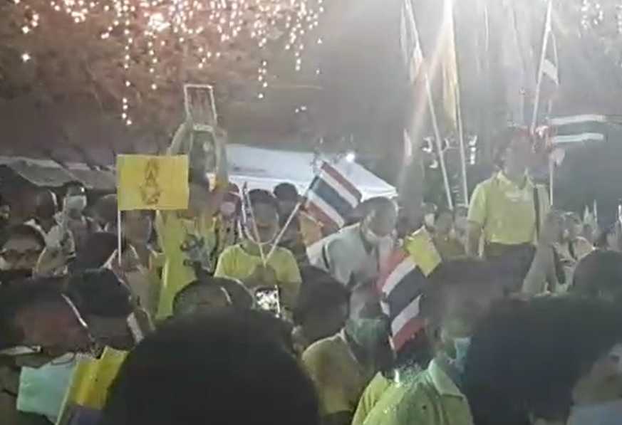 สุดประทับใจ 'หนูน้อย'เปล่งเสียงทรงพระเจริญนำประชาชนที่ถนนหน้าพระลาน (มีคลิป)  
