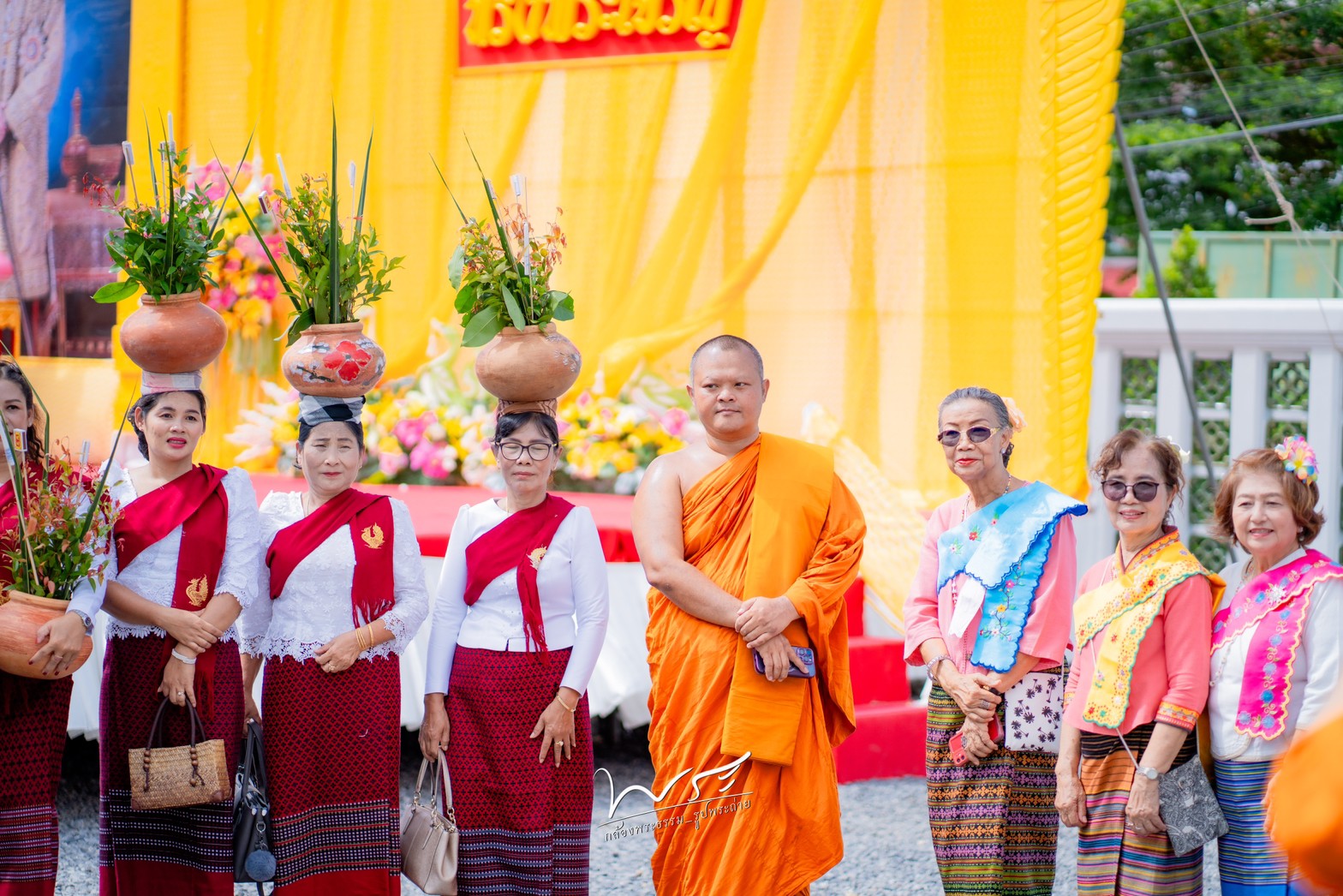 เจ้าคณะอ.ลาดหลุมแก้ว ร่วมกับ นอภ.มอบถุงห่วงใยบำบัดทุกข์บำรุงสุขให้ผู้ยากไร้ สร้างรอยยิ้มให้ประชาชน