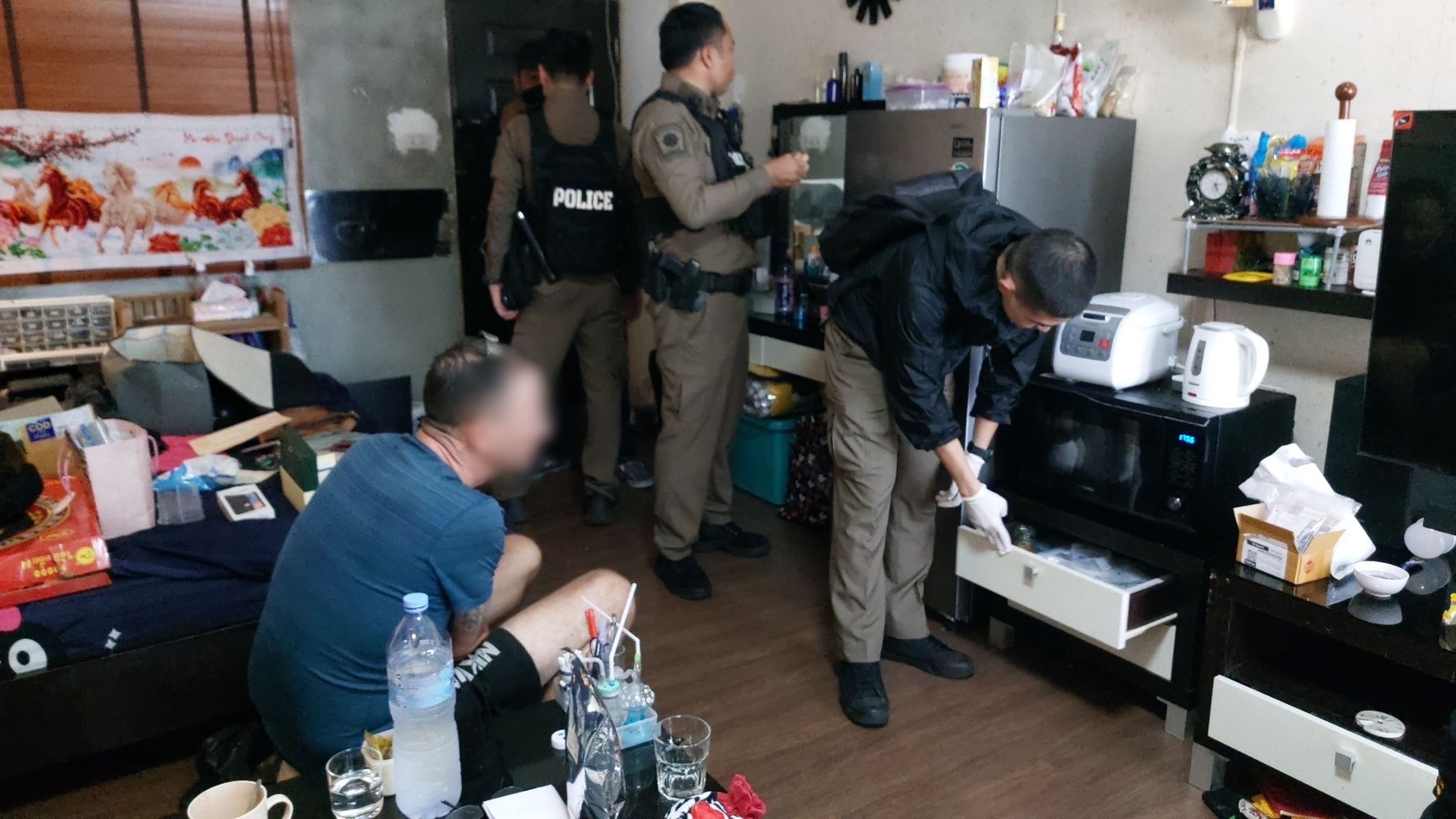 ตำรวจพัทยา รวบอดีตทหารเนเธอร์แลนด์ พกยาไอซ์ ผงะค้นห้องเจออุปกรณ์ผลิตยาเสียสาว 