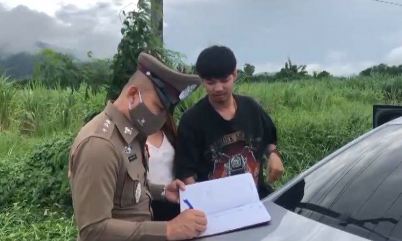 หลานชาย รมช.สาธารณสุข ซิ่งรถรีบไปสนามบินเจอฝนตกน้ำท่วมขังบนถนนเสียหลักชนรถ จยย.ดับคาที่