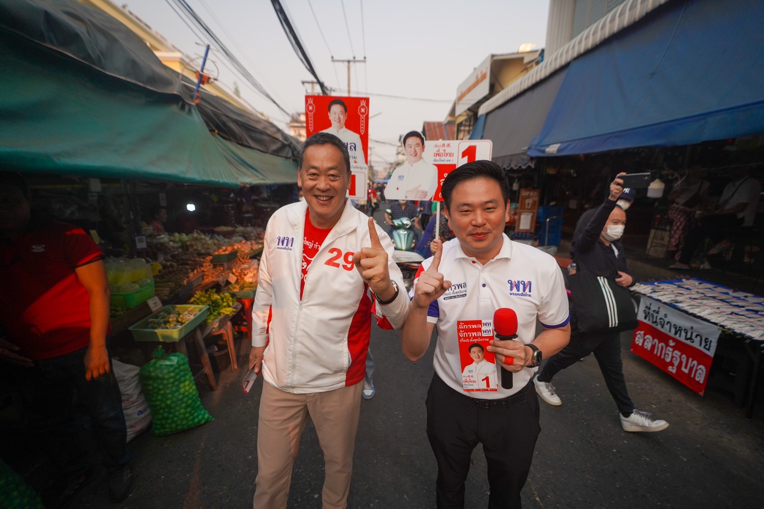 "เศรษฐา" เดินกาดเมืองใหม่ แวะตักบาตรเช้า ก่อนพบตัวแทนภาคปชช.-ภาคท่องเที่ยวถกปัญหาฝุ่น