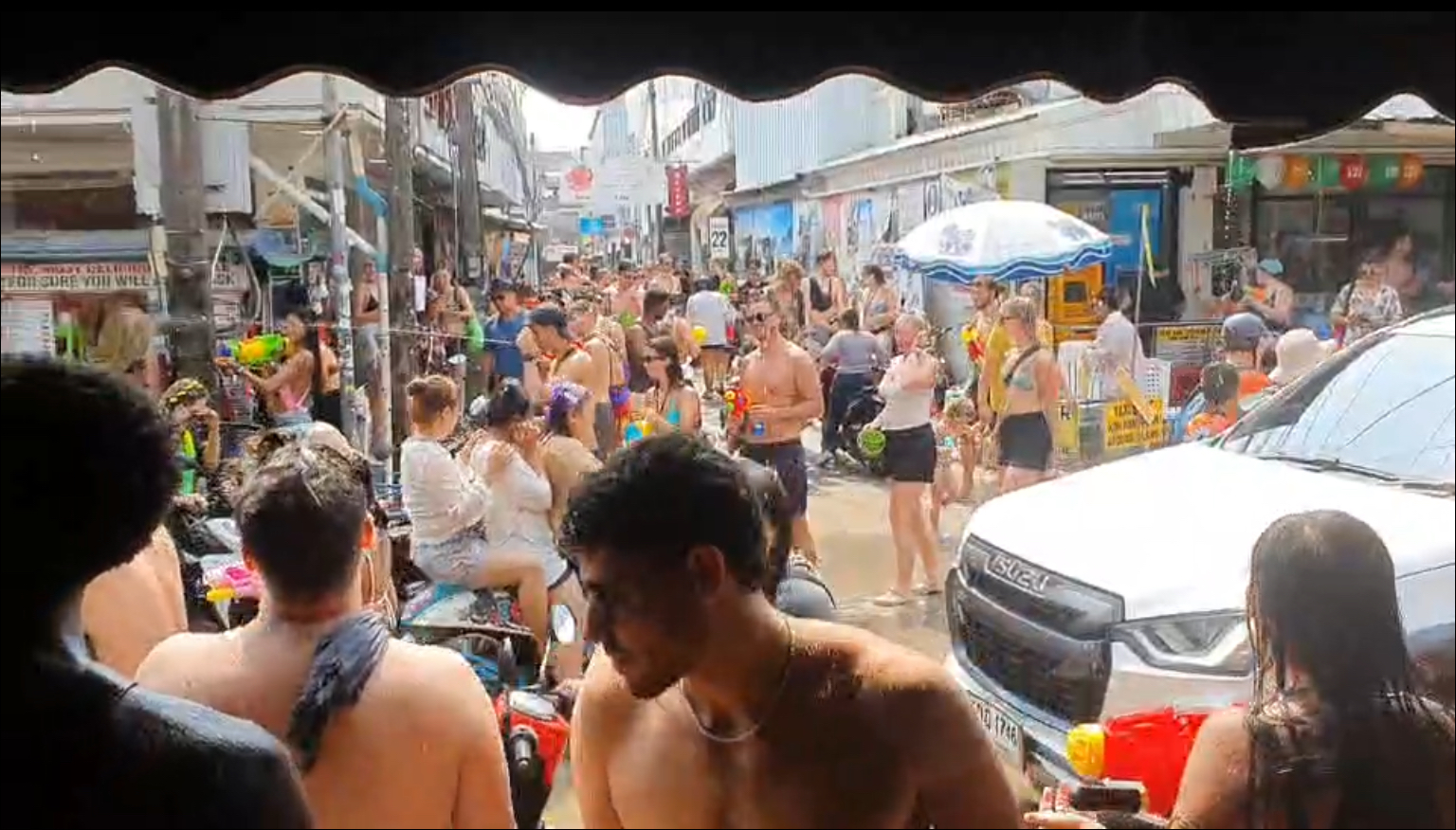 ฝรั่งเกาะเต่า สนุกสุดเหวี่ยง หยุดอาบแดด หันมาสาดน้ำ เล่นสงกรานต์แน่นถนน