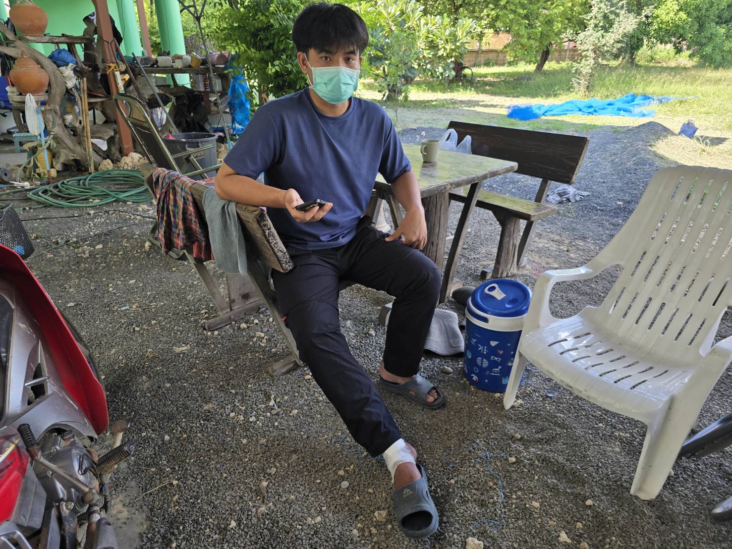 วางเองเจ็บเองเครื่องตัดหญ้าปั่นเหล็กดักนกพิราบแทงขาตัวเองหามส่ง รพ.
