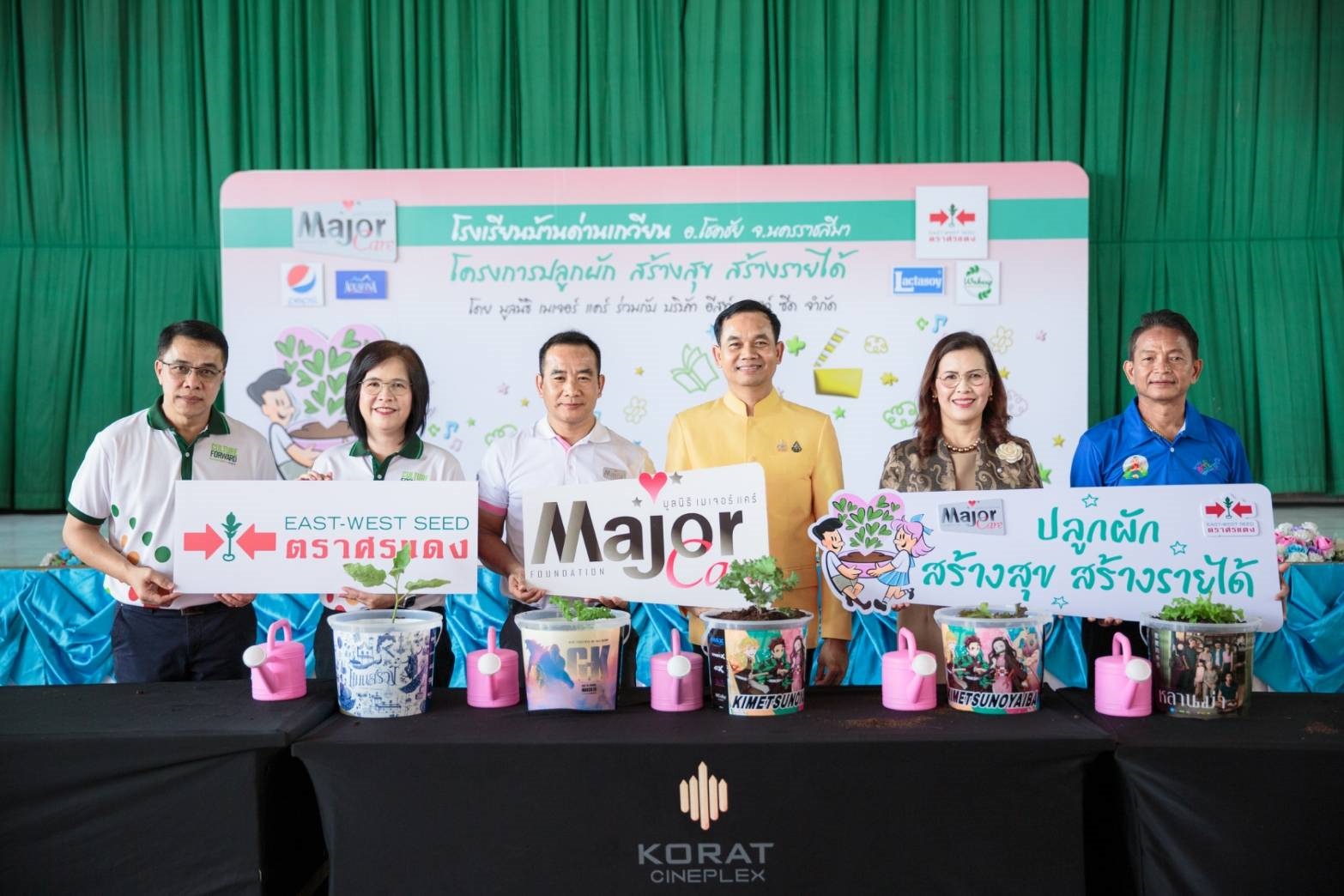 มูลนิธิ เมเจอร์ แคร์ จับมือเมล็ดพันธุ์ตราศรแดง หนุนการเรียนรู้นอกห้องเรียน สอนปลูกผักปลอดสารพิษ พร้อมมอบโรงเรือนปลูกผัก 