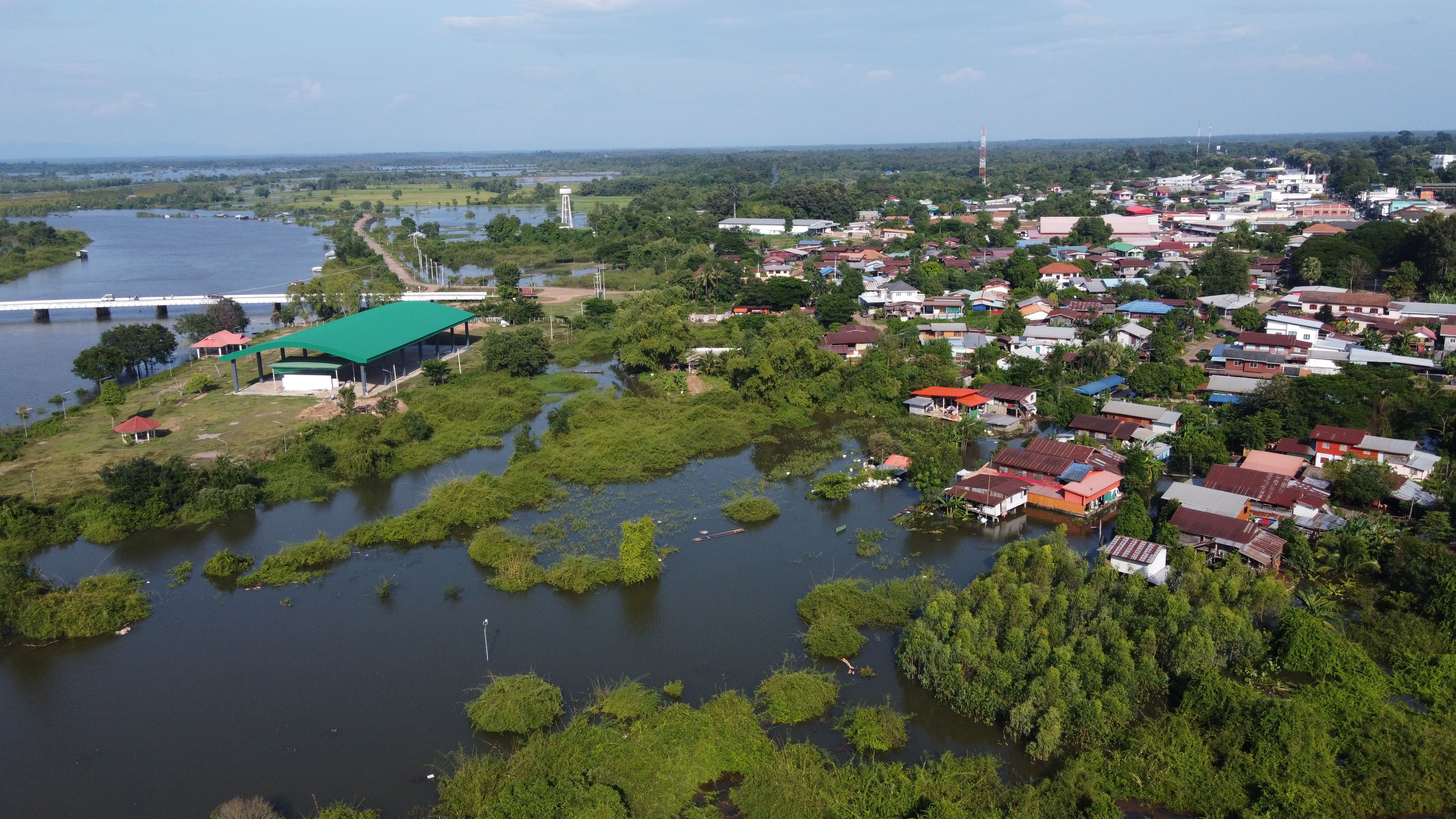 นครพนมยังกระทบหนักน้ำโขงหนุนลำน้ำสงครามท่วมบ้านเรือนนาข้าวเสียหายเกือบแสนไร่