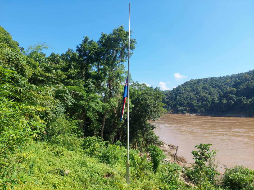 "กะเหรี่ยงKNU" ลดธงครึ่งเสา ตลอดลำน้ำสาละวิน ร่วมถวายอาลัย "สมเด็จพระบรมราชชนนีพันปีหลวง" 