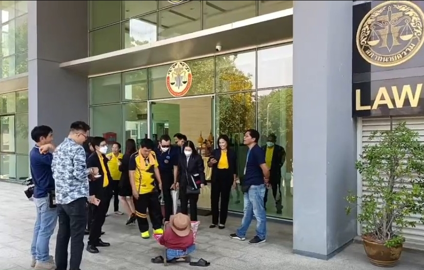 หนุ่มพิการขายลอตเตอรี่หาเลี้ยงชีพ ร้องสภาทนายความ ช่วยเหลือ หลังถูกเจ้าหน้าที่รัฐ  รื้อบ้าน-ไล่ที่